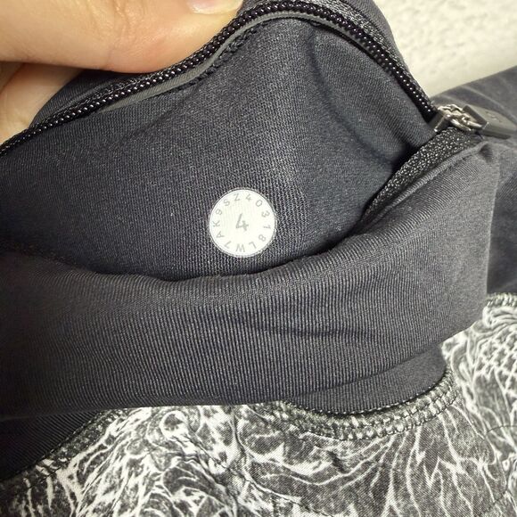 Lululemon Womens Run Times Short II 4" Serigraph Alpine White Black Multi Size 4 - Picture 4 of 5